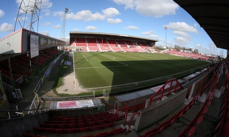 Swindons Stadion, das County Ground.  Der Verein plant, das Gelände umweltgerecht zu sanieren.