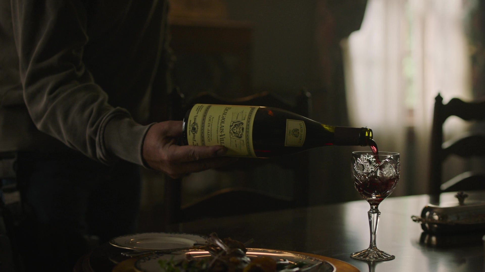 Die Flasche Wein wird in einer Szene aus „The Last of Us“ eingeschenkt.