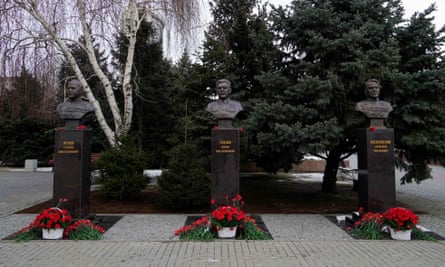 Bronzebüsten von Joseph Stalin (Mitte) und den sowjetischen Marschällen Georgy Zhukov (links) und Alexander Vasilevsky (rechts) wurden in Wolgograd enthüllt 