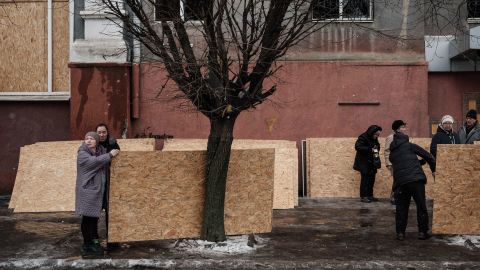 Am 2. Februar erhalten die Menschen in Kramatorsk Sperrholz, um zerbrochene Fenster abzudecken.