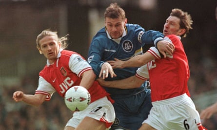 Duncan Ferguson versucht, während des Spiels von Everton bei Arsenal im Mai 1998 durch Emmanuel Petit und Tony Adams ein Ja zu finden.