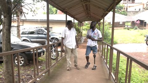 Samai (links) trifft sich mit SLASA-Spieler Maxwell Fornah im National Rehabilitation Center in Sierra Leone.
