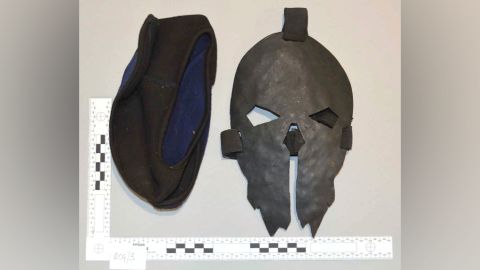 Die Maske, die Chail trug, als er auf dem Gelände von Windsor Castle erwischt wurde, auf einem Foto, das am Freitag vom CPS veröffentlicht wurde.