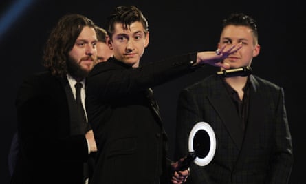 „Stellen Sie mir das Mikrofon in Rechnung“ … Arctic Monkeys bei den Brit Awards 2014.