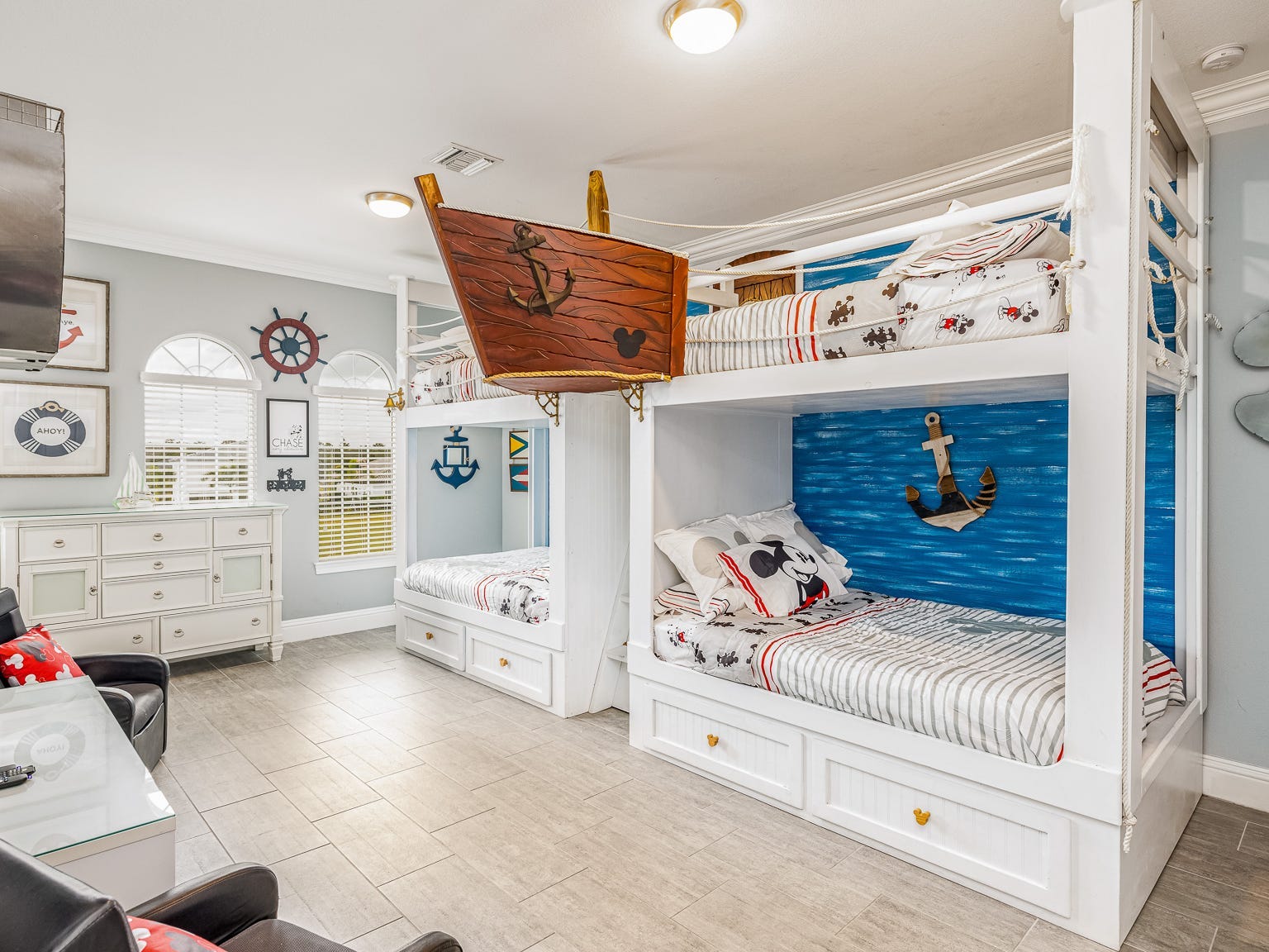 Ein Schlafzimmer im Mickey-Mouse-Steamboat-Willie-Stil.