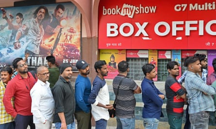 Kinobesucher stehen Schlange, um Pathaan in einem Kinosaal in Mumbai zu sehen.