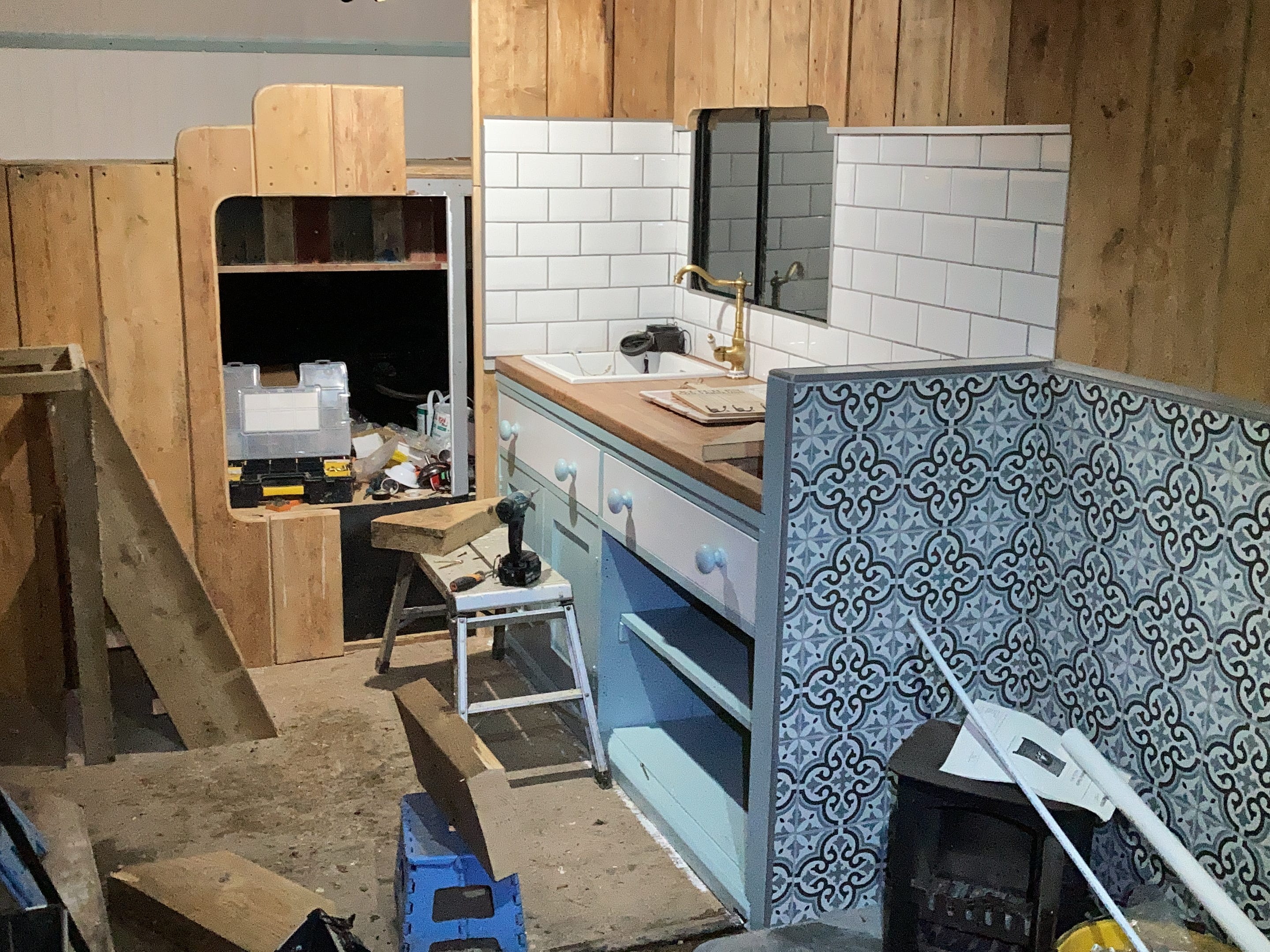 Kücheninstallation in Horsebox Airbnb