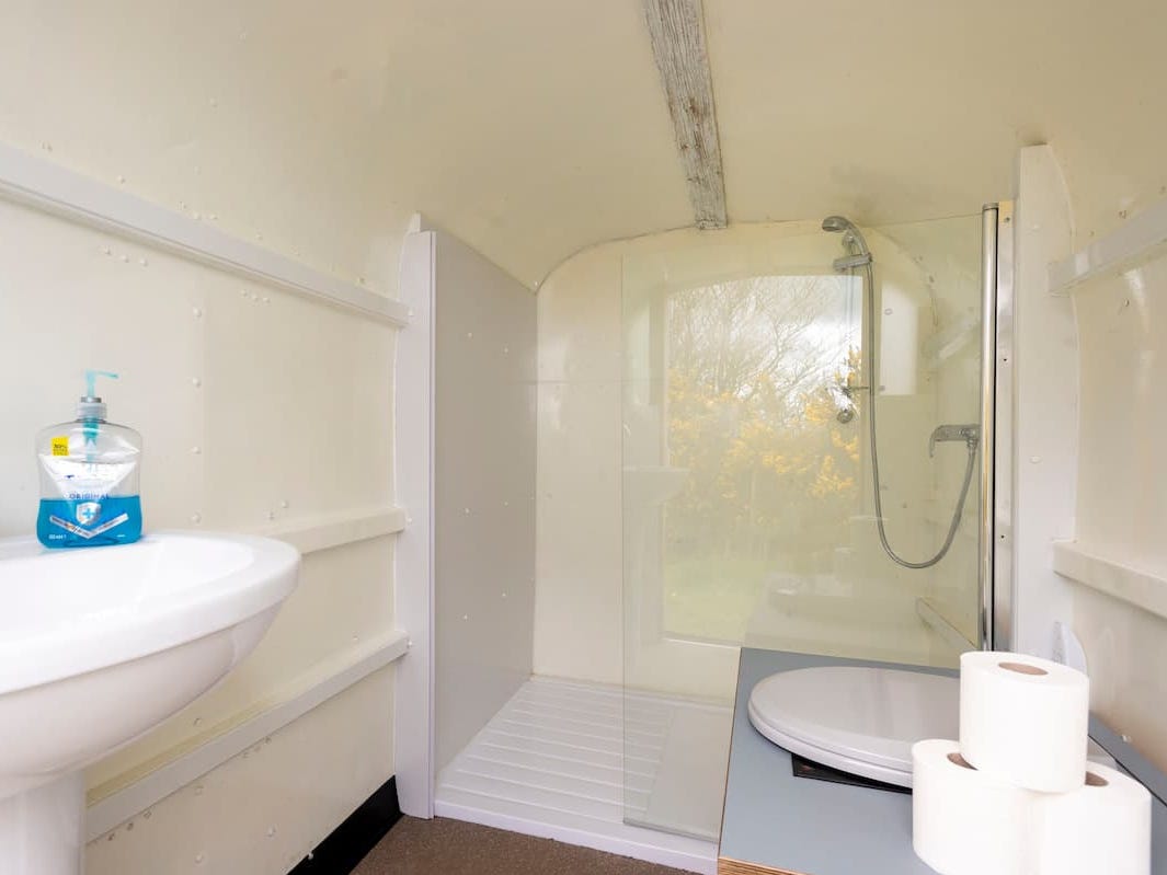 Badezimmer im Airbnb-Umbau eines Pferdetransporters