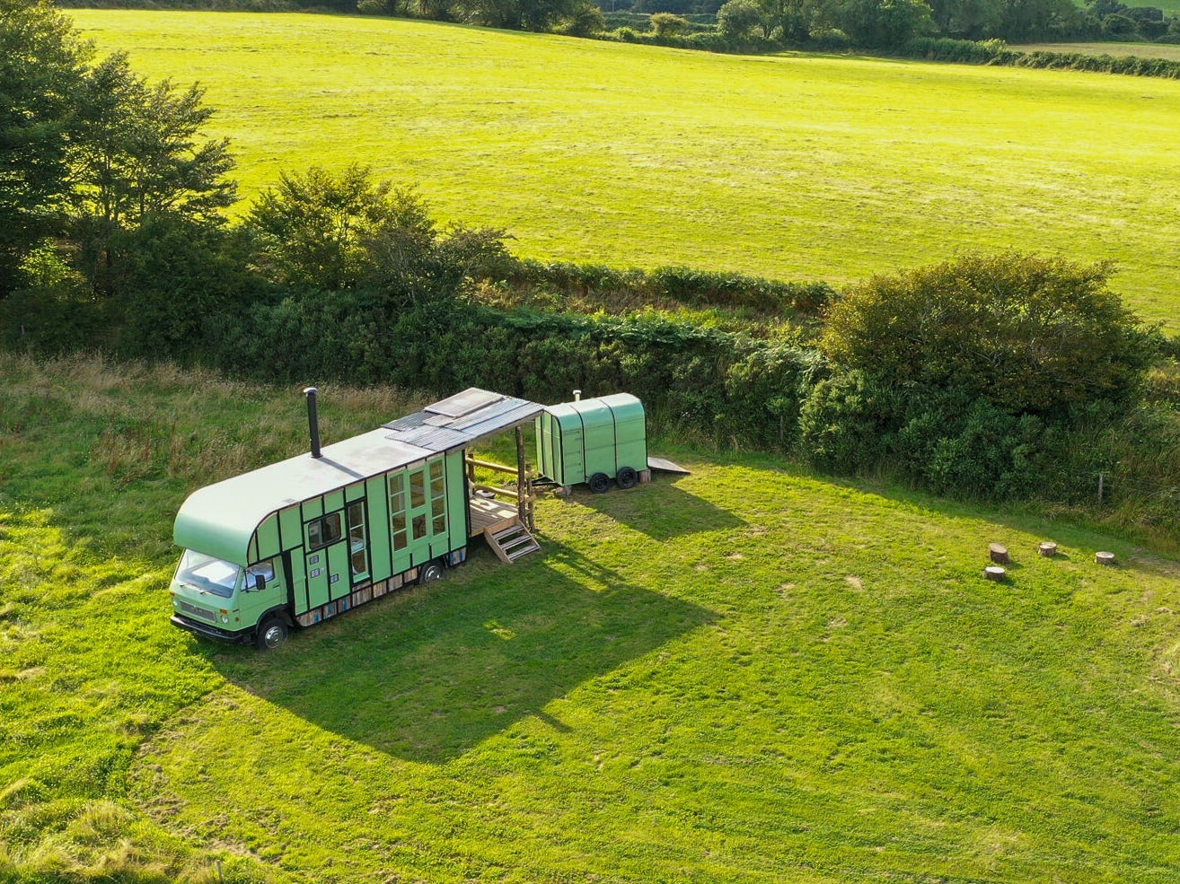 Grüne Pferdebox Airbnb umgeben von Feldern