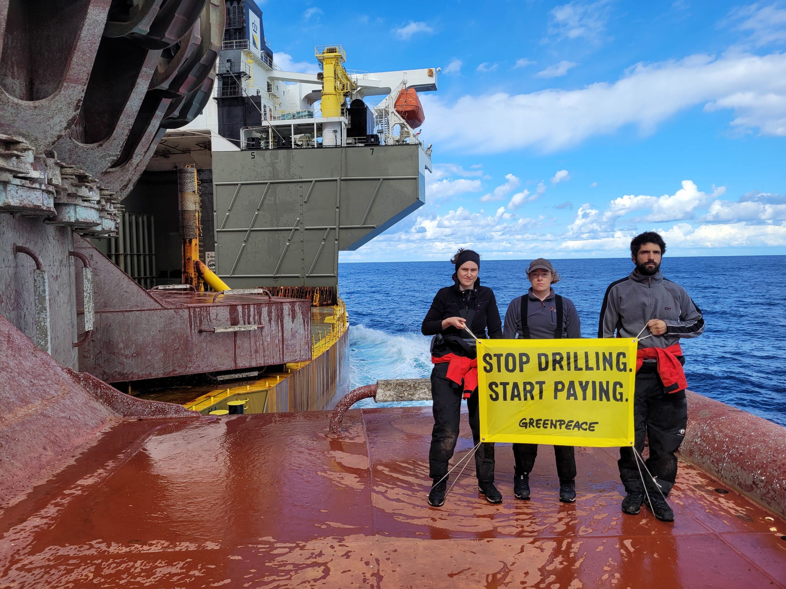 Aktivisten für Klimagerechtigkeit auf der Ölplattform Shell.