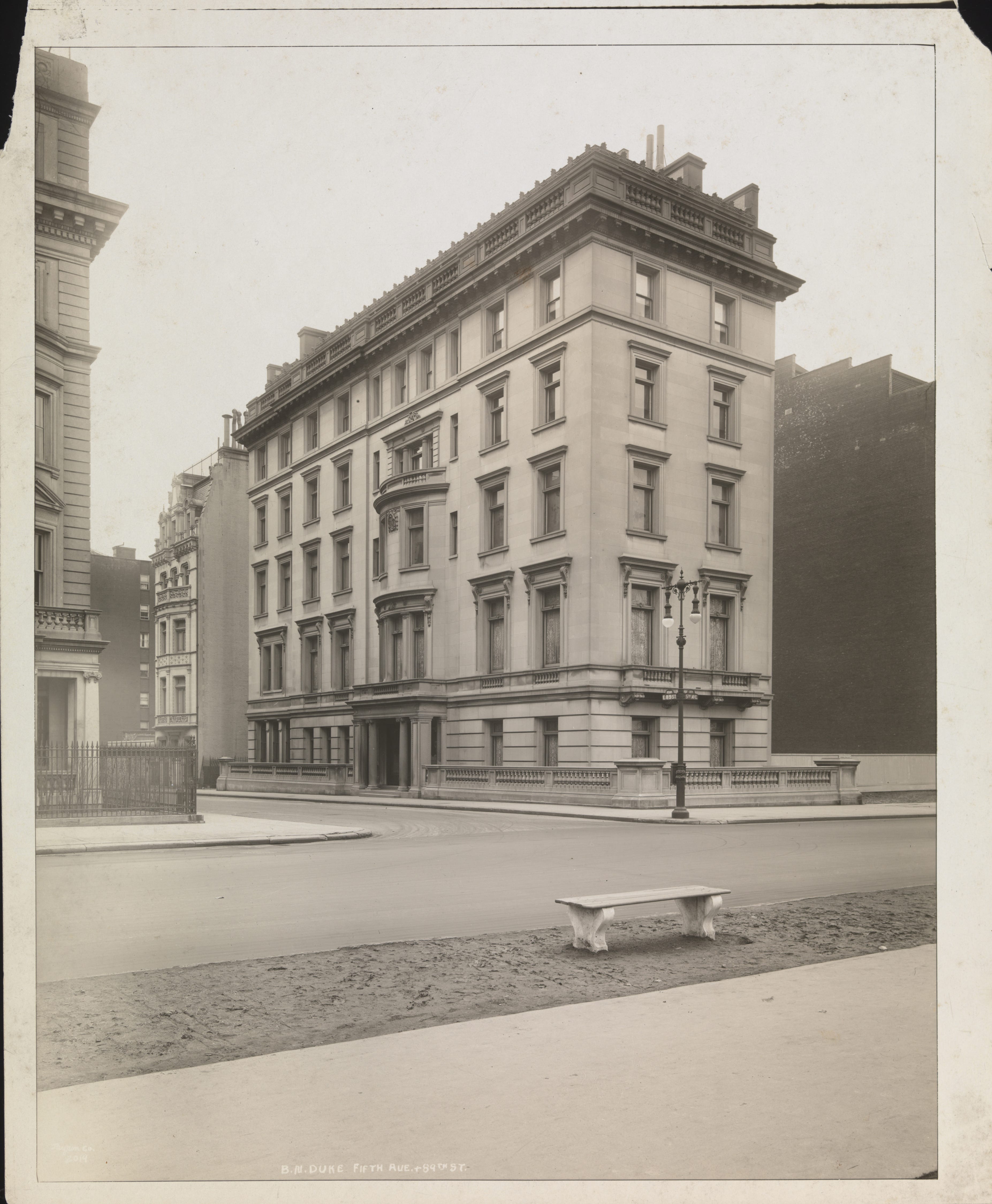 1009 Fifth Avenue, fotografiert im Jahr 1921.