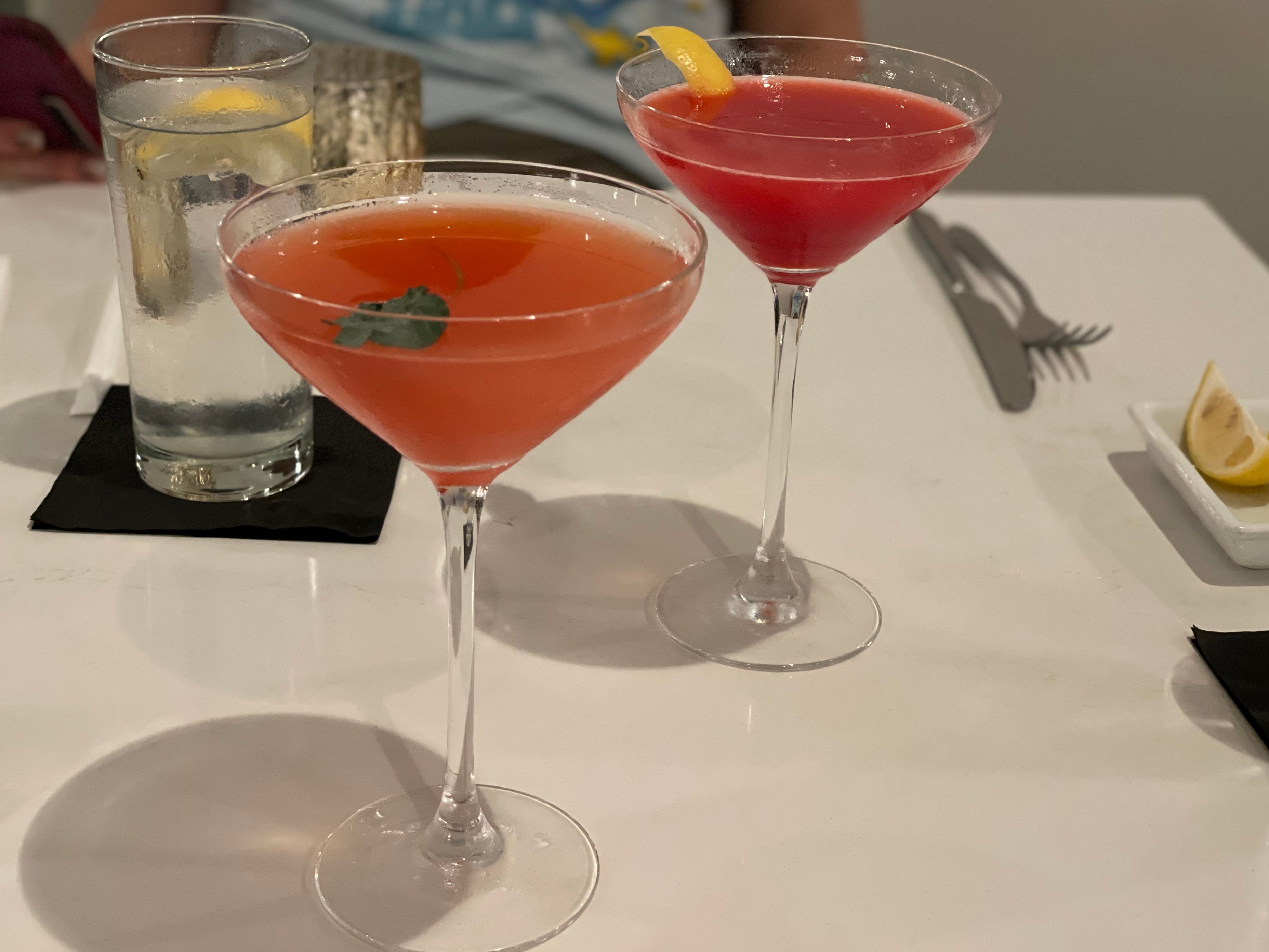zwei Cocktails auf einem Tisch im Steakhouse 71 in Disney World