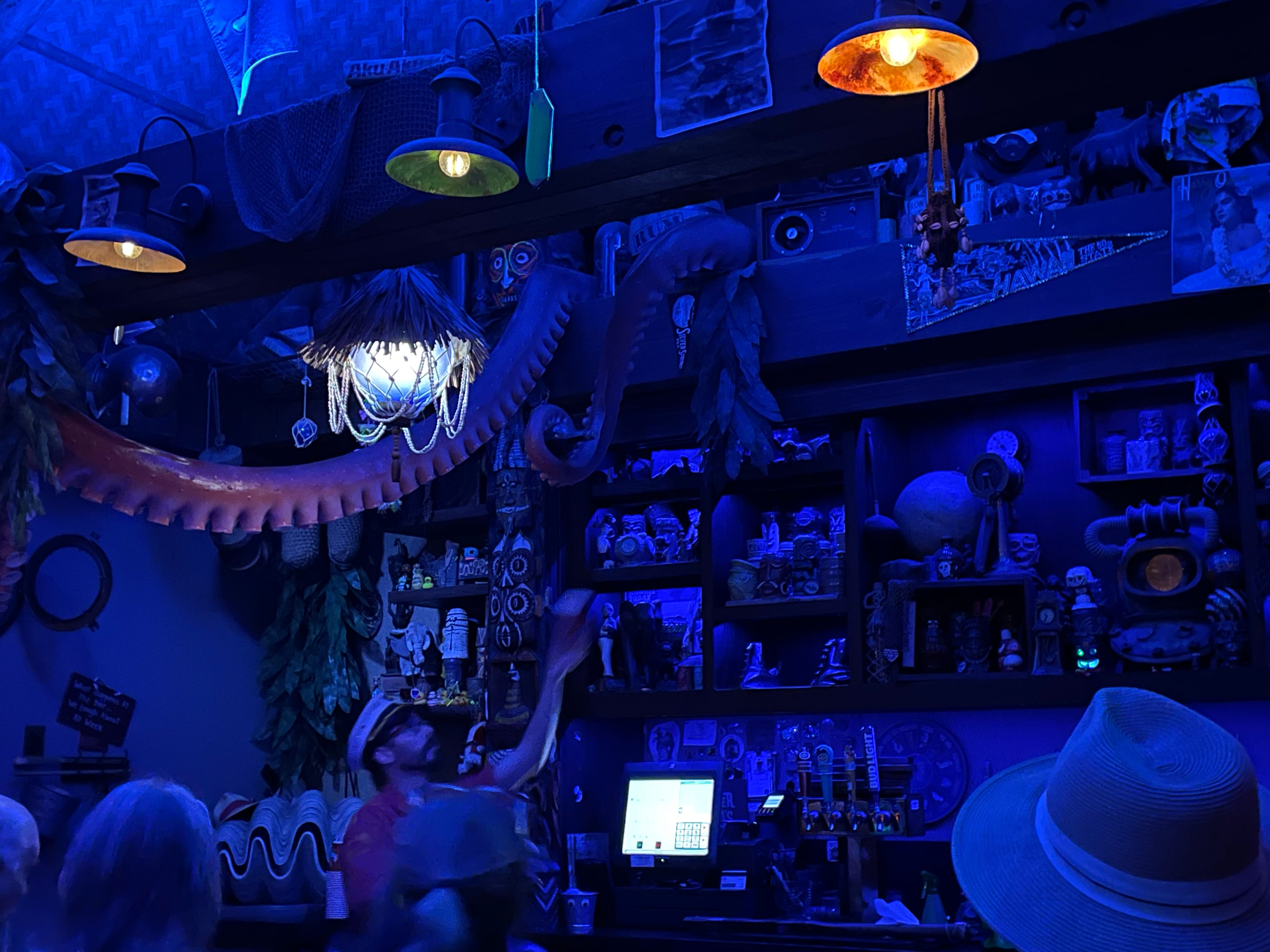 Innenaufnahme der Trader Sams Bar im polynesischen Resort mit eingeschaltetem Schwarzlicht