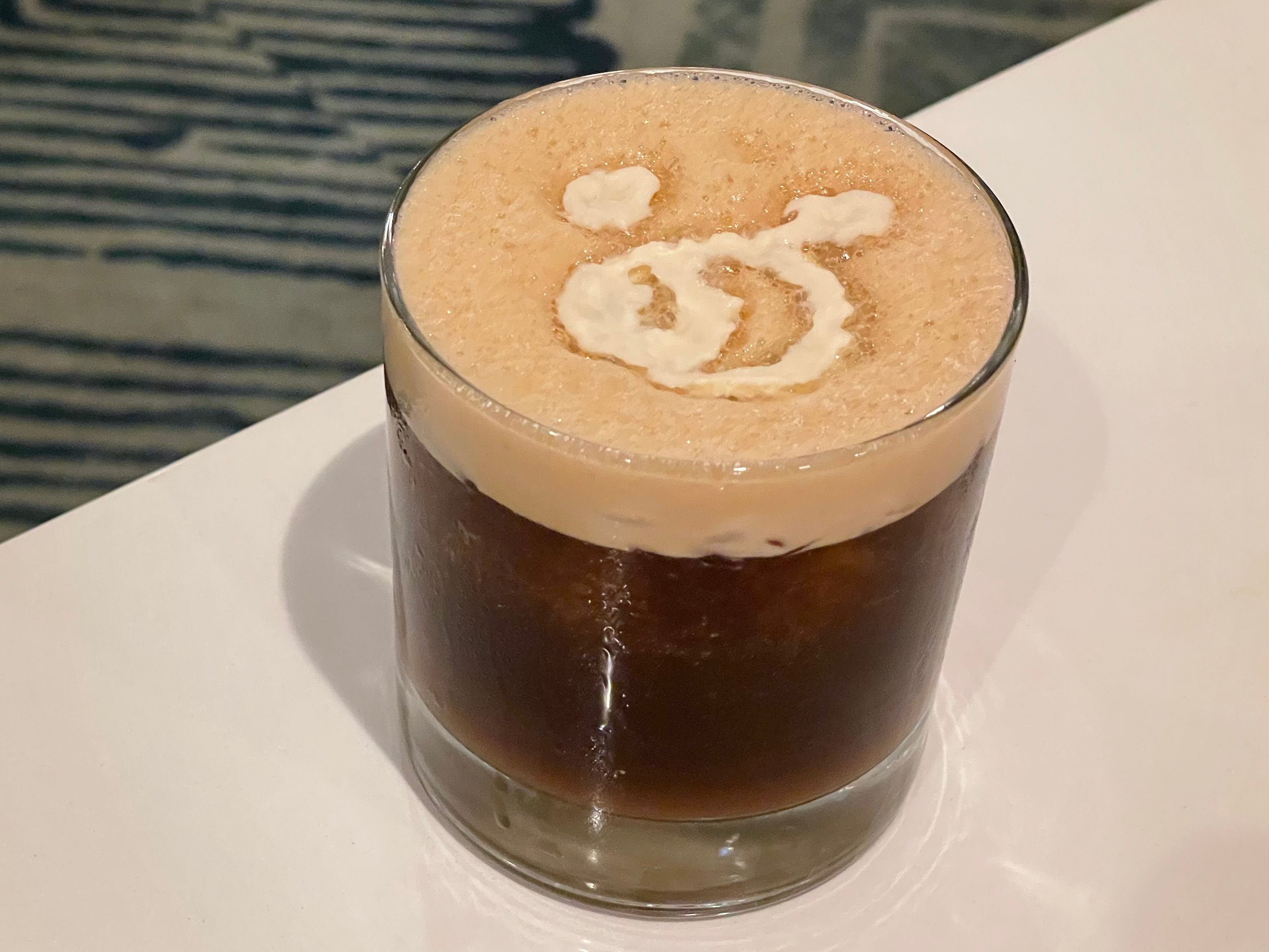 Neugieriger kaltgebrühter Nymphensittich mit Micky-Maus-Schaum aus Steakhouse 71 in Disney World