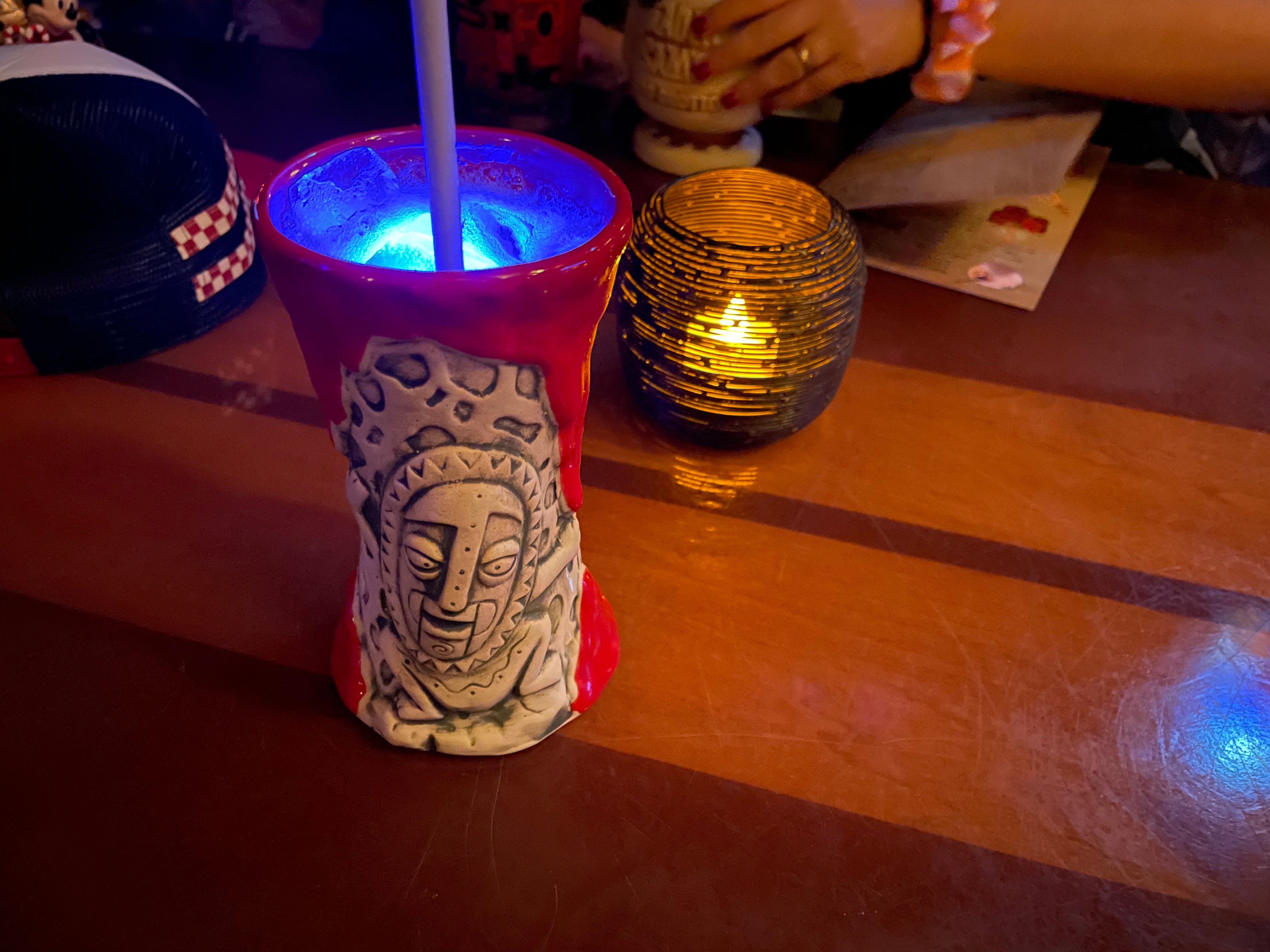 Punsch-Cocktail von Trader Sam's Bar im polynesischen Resort von Disney