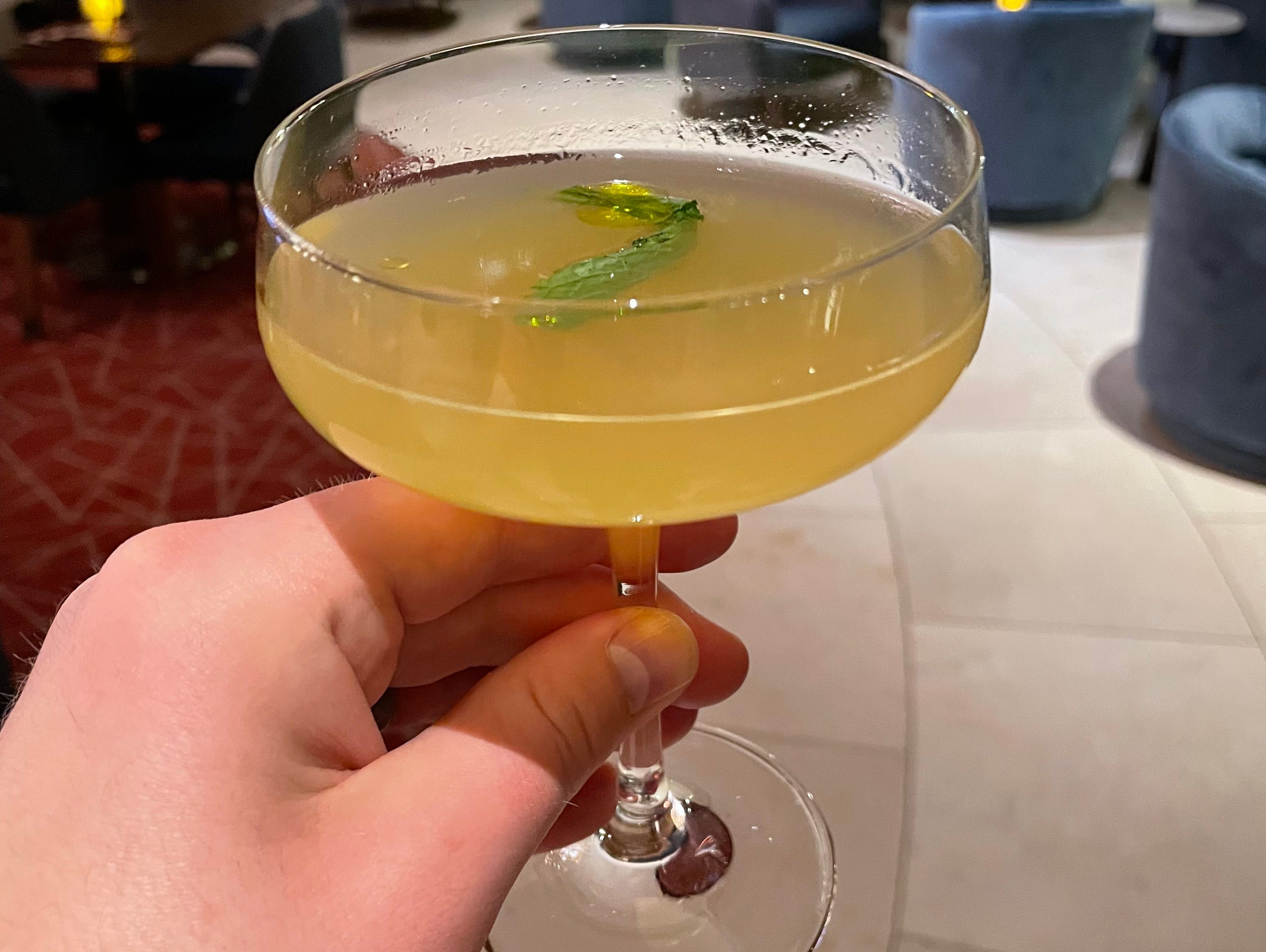 Tower-Trap-Cocktail aus der Villain's Lounge in Disneys modernem Resort