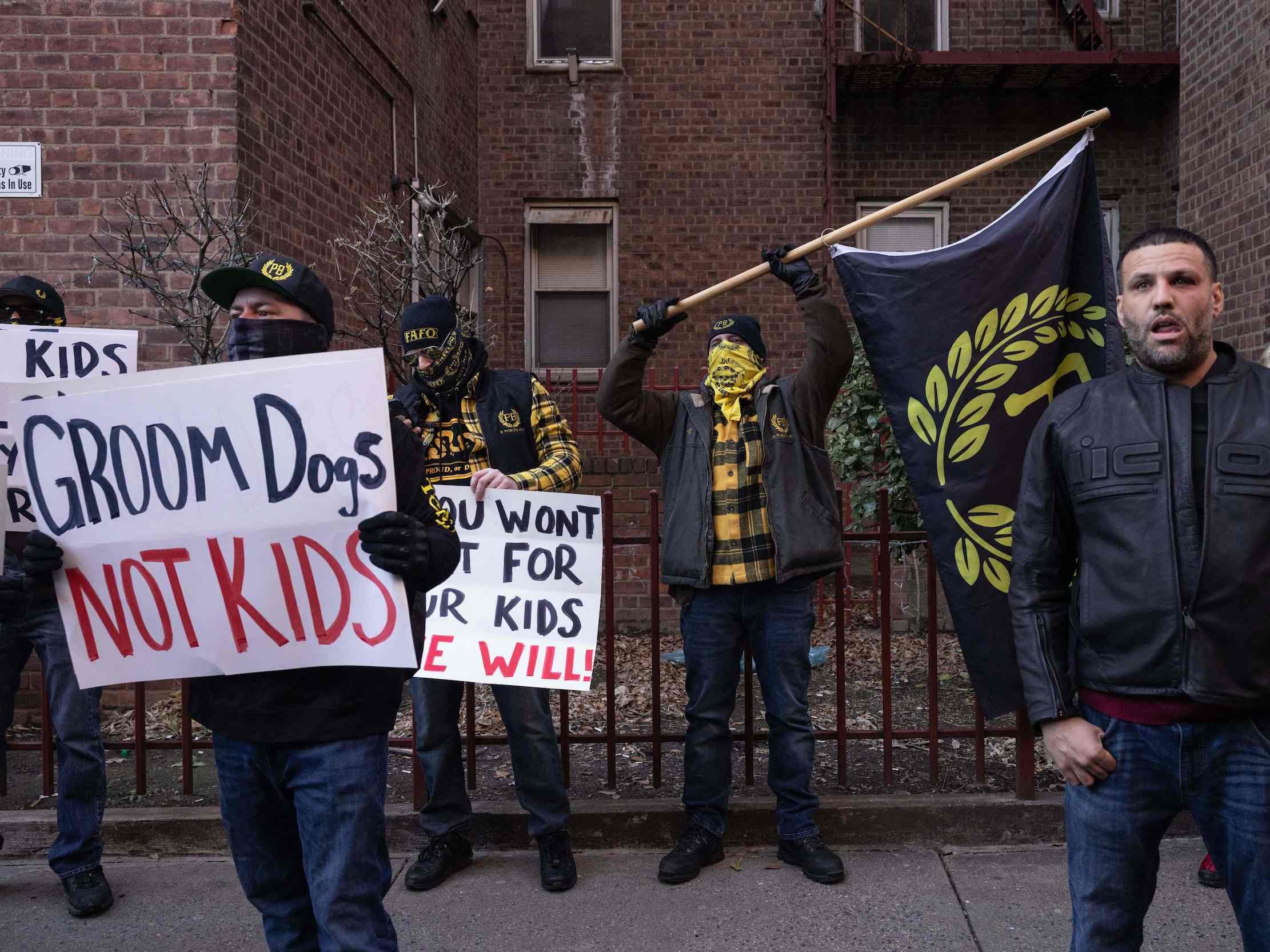 Proud Boys protestieren am 29. Dezember 2022 bei einer Drag-Story-Stunde in Jackson Heights, Queens.