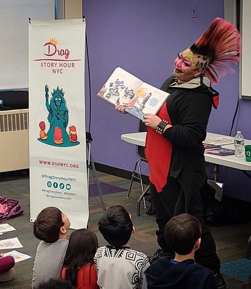 Drag King Oliver H liest am 12. Dezember 2022 Kindern bei einer Drag Story Hour in Queens, NY, vor.