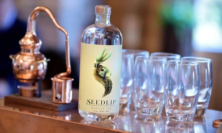 Eine Flasche Seedlip alkoholfreie Spirituose und ein paar Gläser