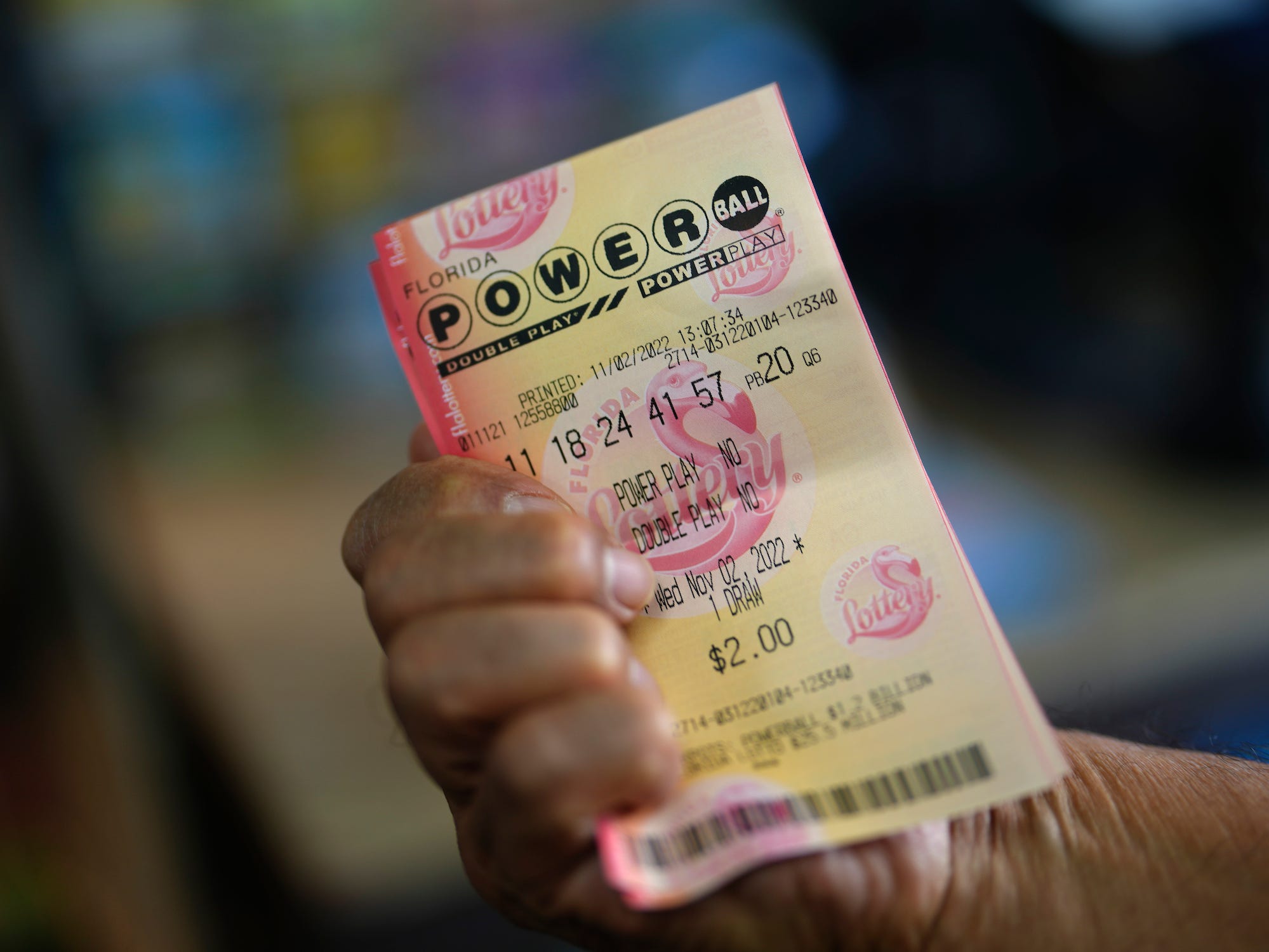 Hand hält Powerball-Lotterieschein