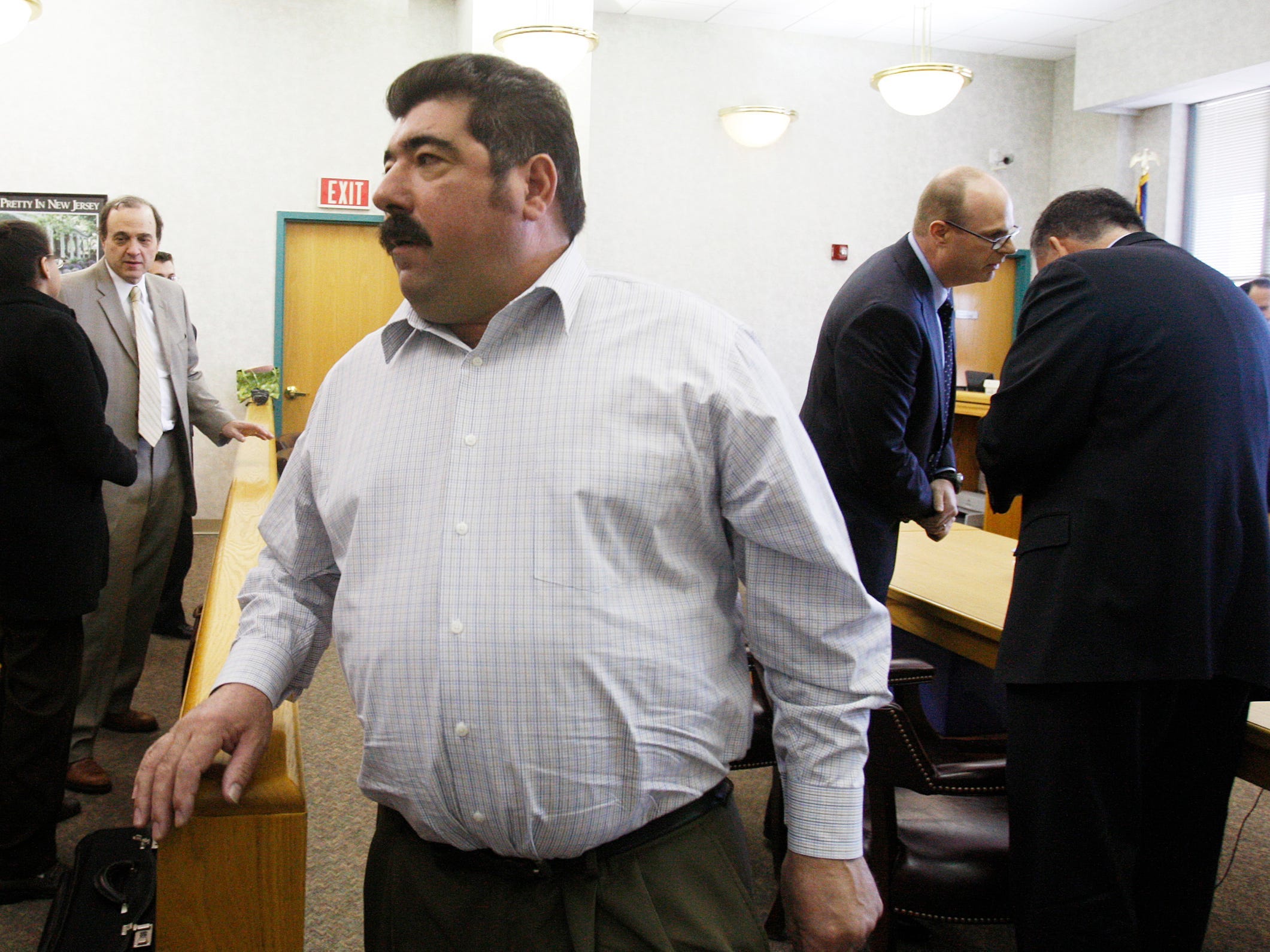 Americo Lopes verlässt den Gerichtssaal am Mittwoch, den 14. März 2012 in Elizabeth, NJ. Eine Jury stellte fest, dass Lopes fünf Mitarbeiter um ihren Anteil an einem Lotterie-Jackpot in Höhe von 38,5 Millionen Dollar betrogen hatte.