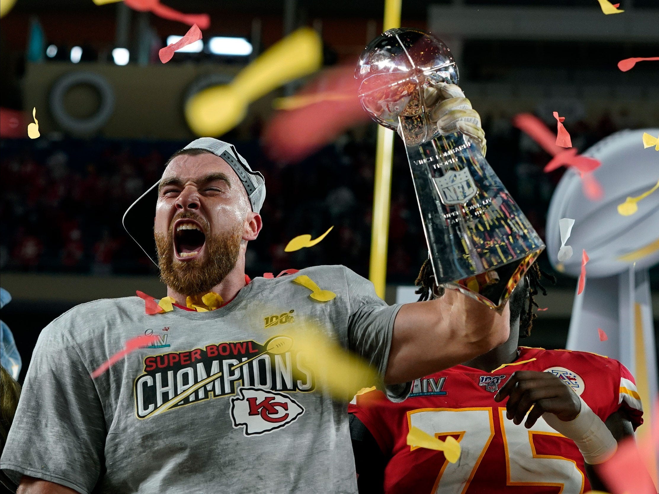 Travis Kelce feiert nach dem Super Bowl LIV mit der Lombardi Trophy.