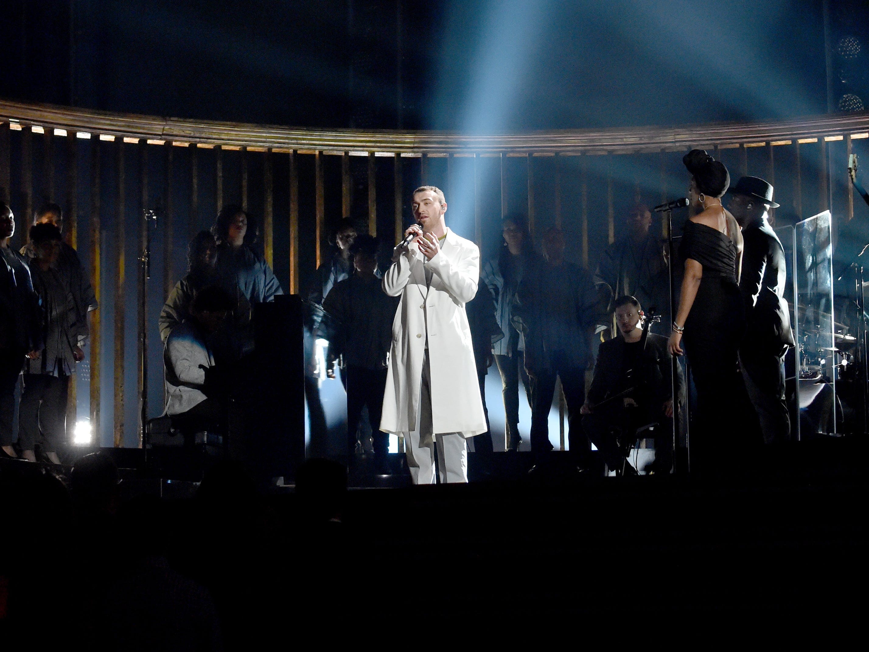 Sam Smith und Hintergrundkünstler bei der Darbietung von „Pray“ bei den Grammys 2018.