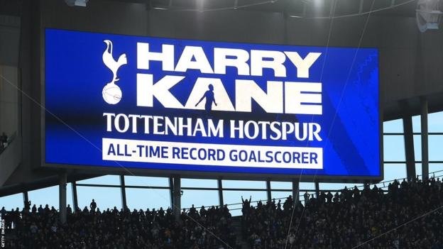 Eine Nachricht auf der Anzeigetafel im Tottenham Hotspur Stadium, die Harry Kane dazu gratuliert, der Rekordtorschütze aller Zeiten des Vereins zu werden