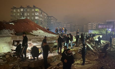 Ein eingestürztes Gebäude in Diyarbakir, Türkei