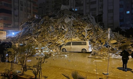 Ein Blick auf ein zerstörtes Gebäude in Adana, Türkei