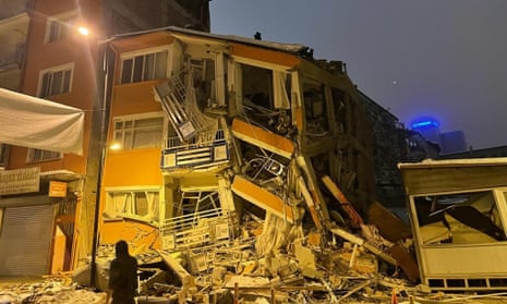Ein Blick auf das zerstörte Gebäude nach einem Erdbeben der Stärke 7,4, das die Provinz Kahramanmaras in Turkiye erschüttert