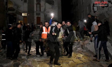 Retter evakuieren ein Opfer aus einem achtstöckigen Gebäude, das in Hama, Syrien, eingestürzt ist