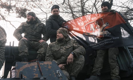 Ukrainische Armeesoldaten sitzen auf der deutschen Haubitze Panzerhaubitze 2000 in der Nähe von Bahmut in der Region Donezk, Ukraine.