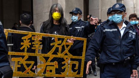Der Aktivist Leung Kwok-hung hält ein Plakat mit der Aufschrift 