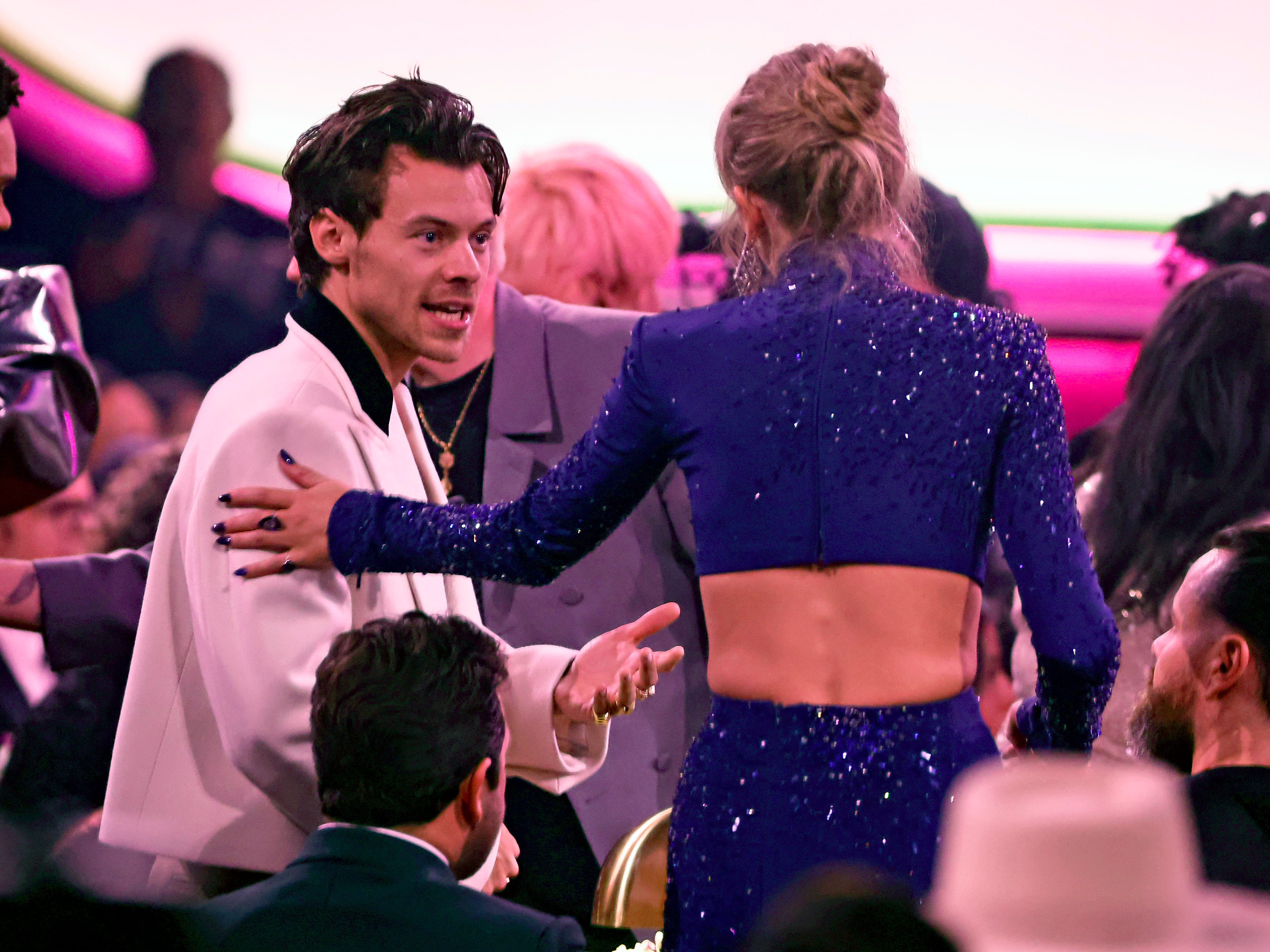 Harry Styles und Taylor Swift sprechen während der 65. GRAMMY Awards in der Crypto.com Arena am 5. Februar 2023 in Los Angeles, Kalifornien.