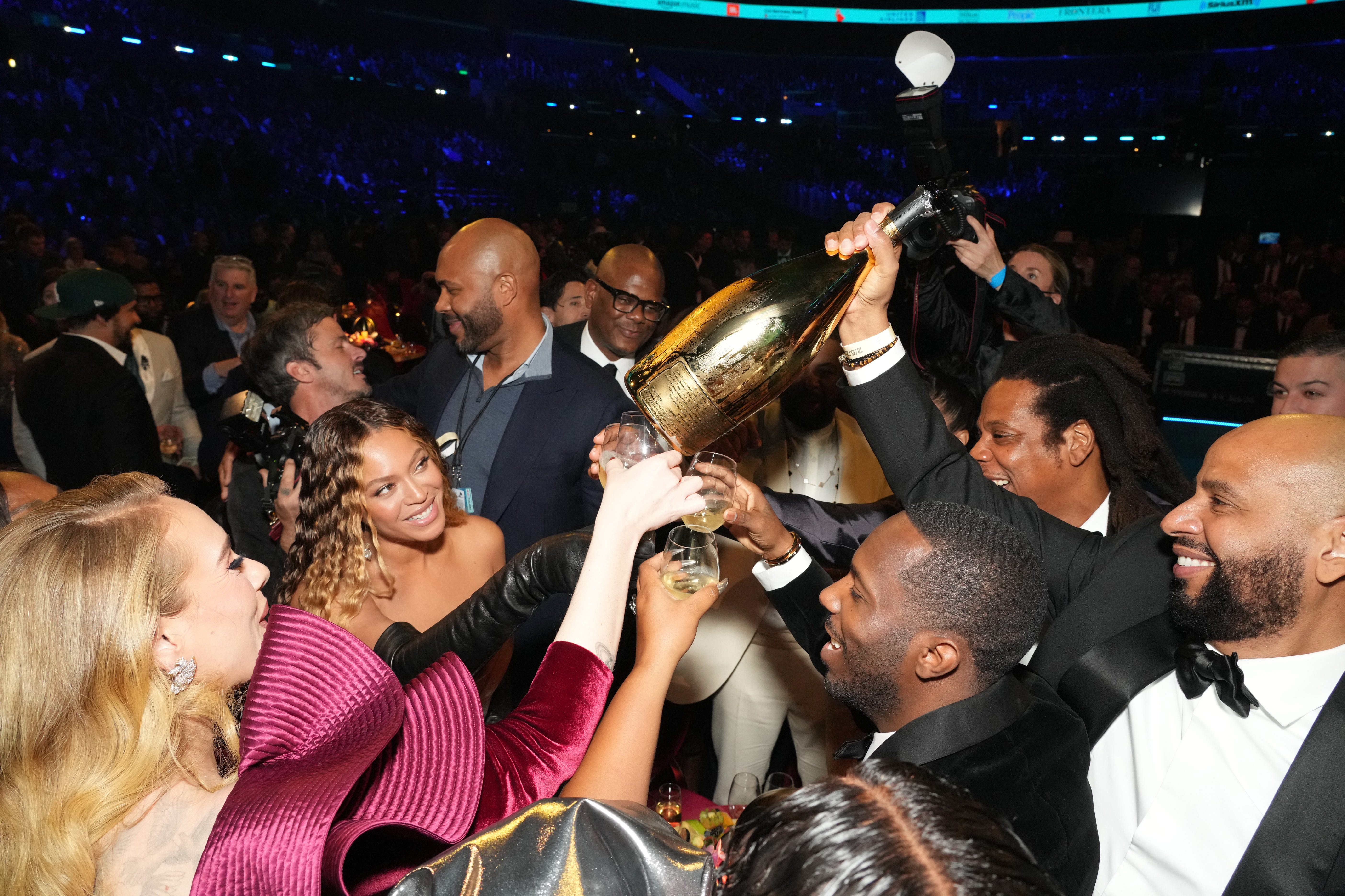 Adele, Beyoncé, Jay-Z, Rich Paul und Juan „OG“ Perez nehmen am 5. Februar 2023 in Los Angeles, Kalifornien, an den 65. GRAMMY Awards in der Crypto.com Arena teil.