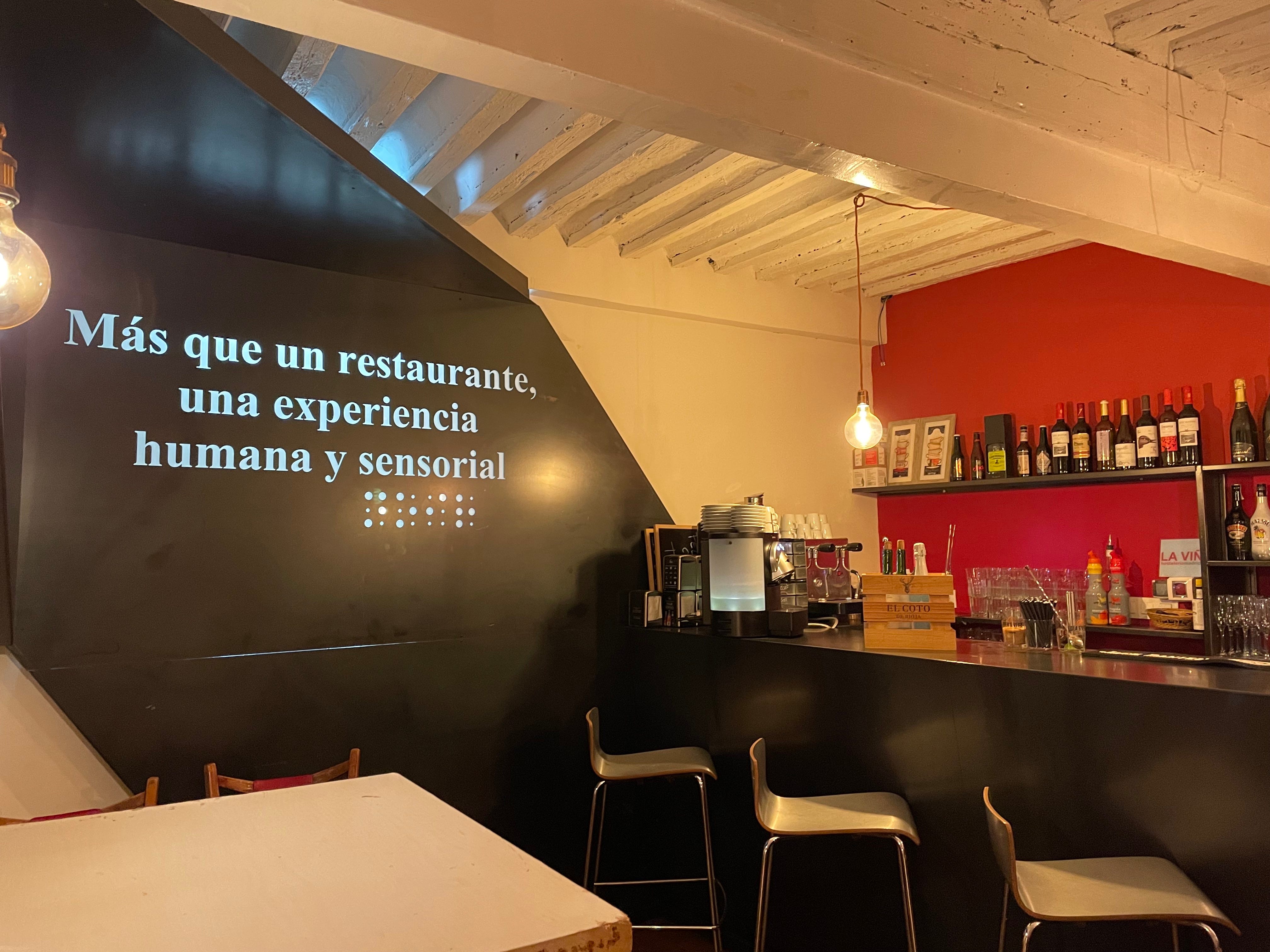 barbereich im restaurant dans le noir in madrid spanien