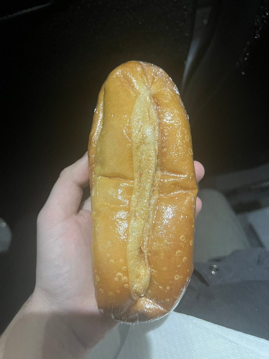 Sandwich in Plastikfolie auf Greyhound-Bus