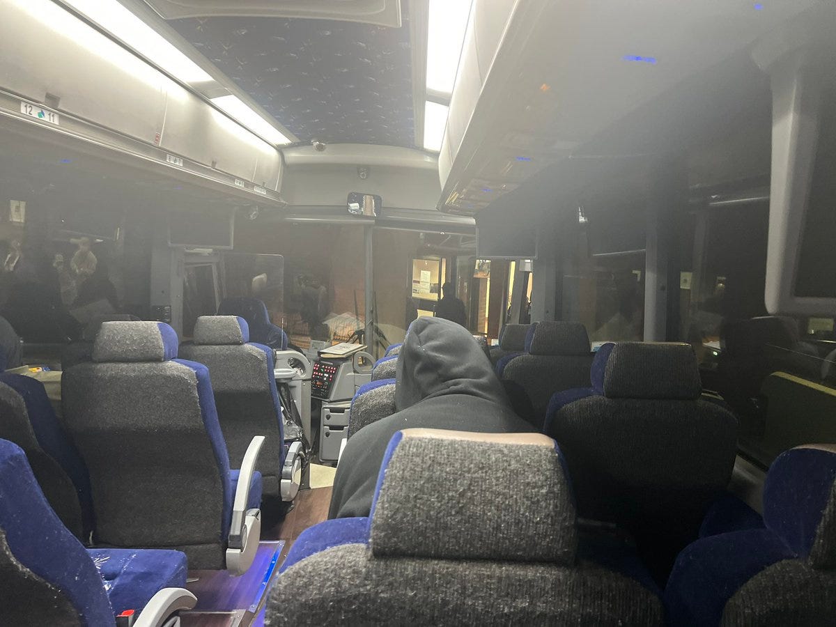 Blick auf das Innere des Greyhound-Busses mit eingeschalteten Lichtern
