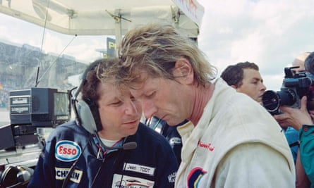 Jean-Pierre Jabouille, rechts, 1991 im Gespräch mit dem Peugeot-Manager Jean Todt während des 24-Stunden-Rennens von Le Mans.