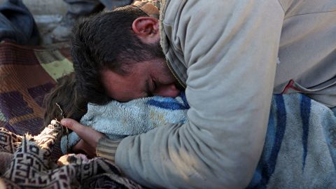 Ein syrischer Mann weint am Dienstag in der von Rebellen gehaltenen Stadt Jindiris über den Leichnam seines leblosen Kindes.