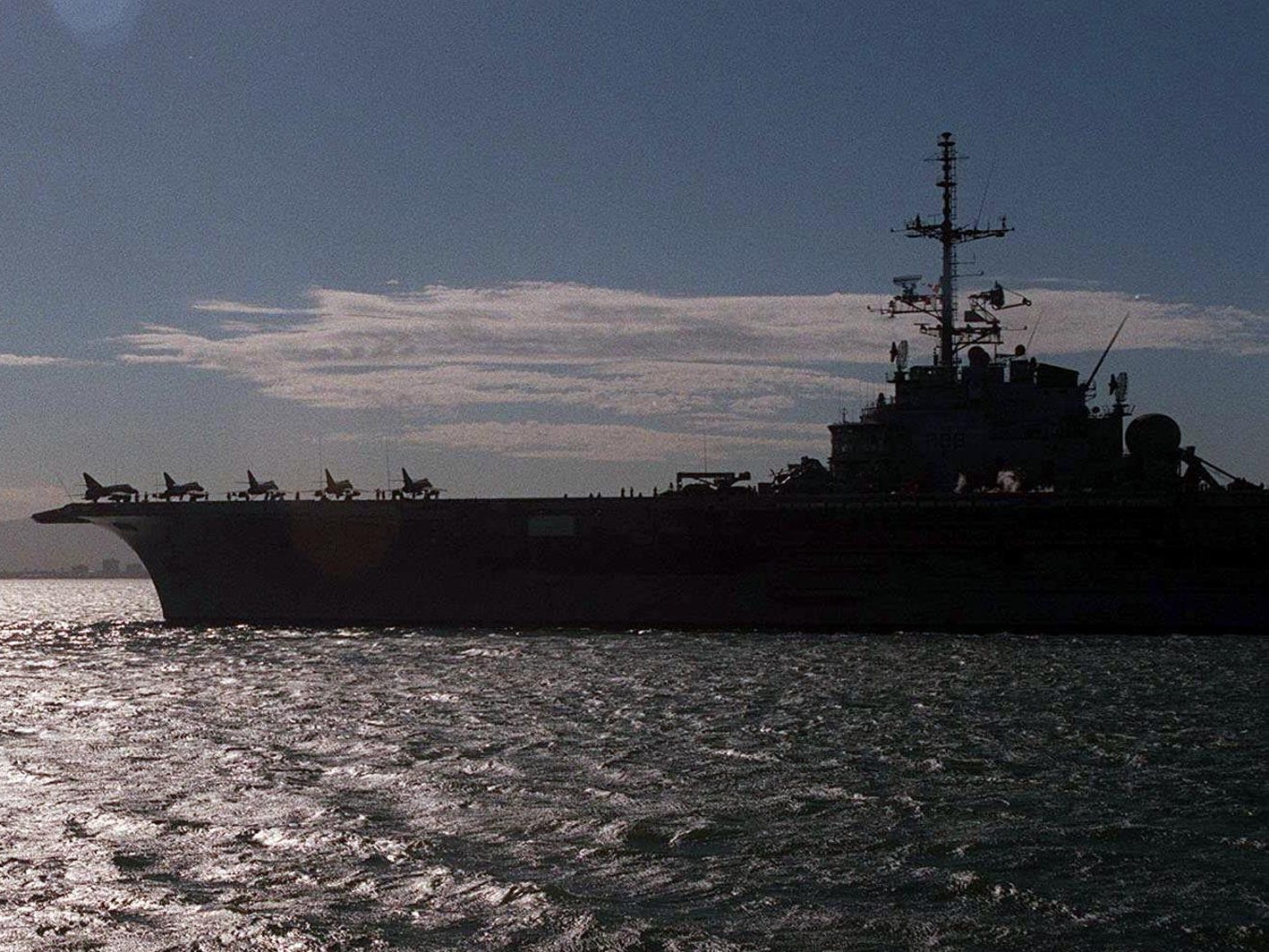 Fünf von 12 Super Etandard-Jagdbombern, die an Bord des französischen Flugzeugträgers Foch transportiert werden, sind gegen die Morgensonne zu sehen, als die Foch am 27. März 2000 auf dem Weg nach Rio de Janeiro aus dem Hafen von Kapstadt ausläuft.