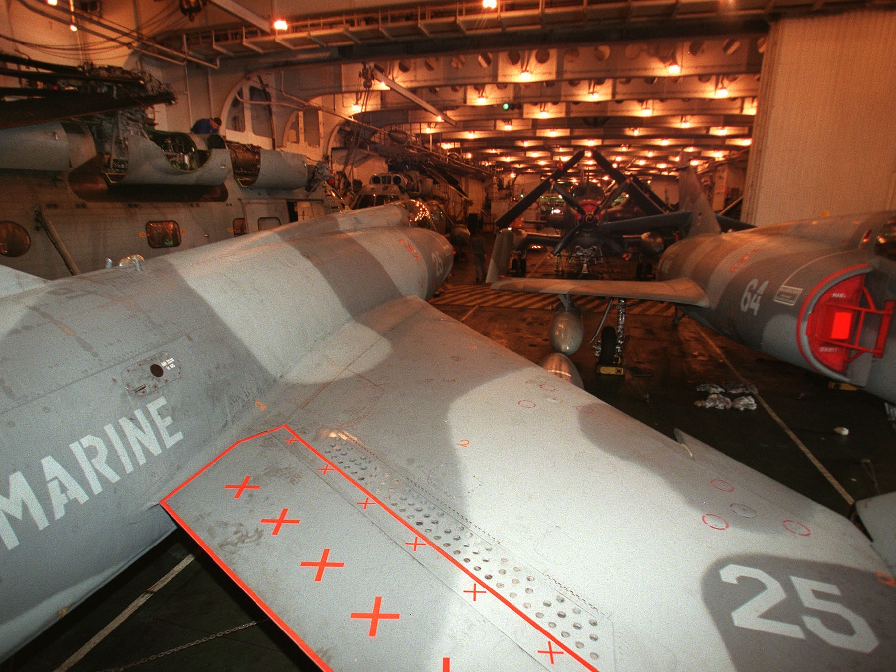 Super Etendard-Kampfflugzeuge parken am 20. Mai 1999 im Rumpf des französischen Flugzeugträgers 