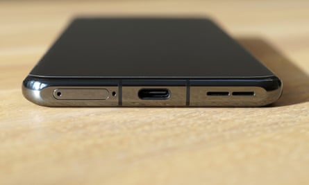 Der USB-C-Anschluss an der Unterseite des OnePlus 11.