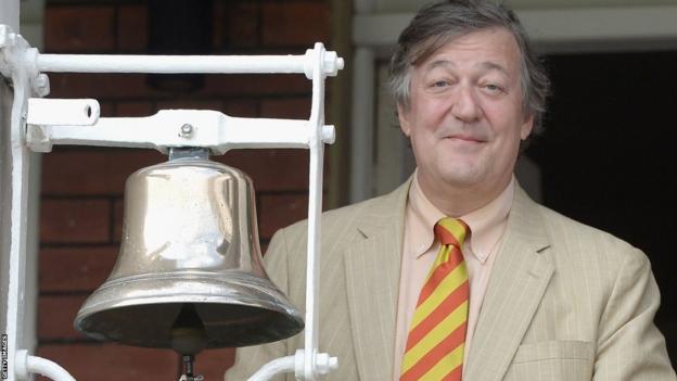 Stephen Fry läutete 2014 die Glocke bei Lord's