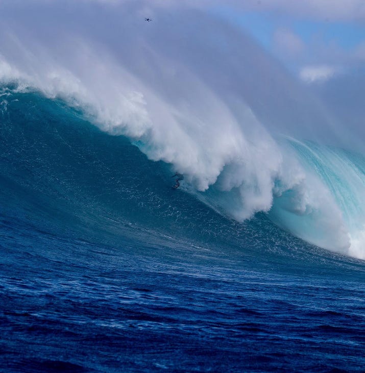 Screenshot eines Surfers, der auf einer riesigen Welle reitet