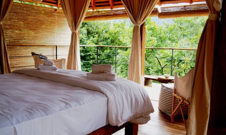 Ein Schlafzimmer in einem der Waldpavillons des Living Heritage Koslanda.