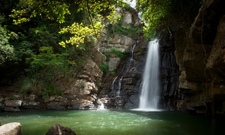 Ein Wasserfall bei Living Heritage Koslanda.