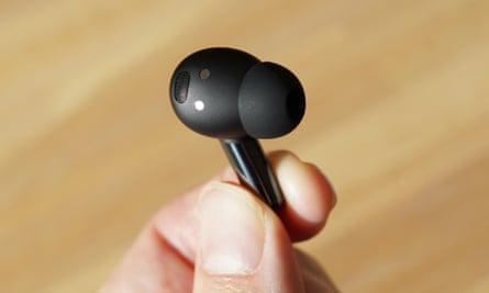 Ein OnePlus Buds Pro 2-Ohrhörer, der mit den Fingern hochgehalten wird.