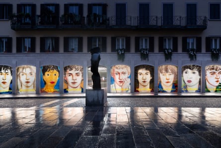 Das Schaufenster für eine Ausstellung von Larry Stanton im Laden der Acne Studios in Mailand im Jahr 2022.